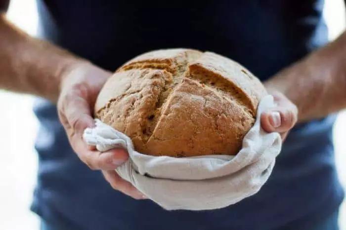 Хлеб у руках