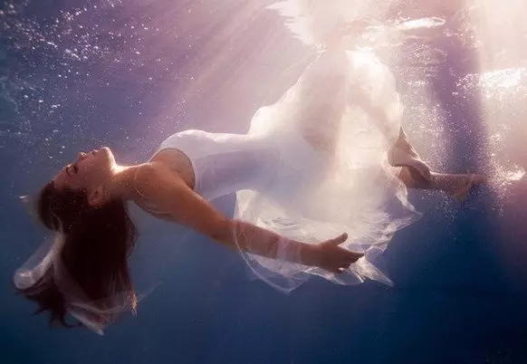 Κορίτσι κάτω από το νερό
