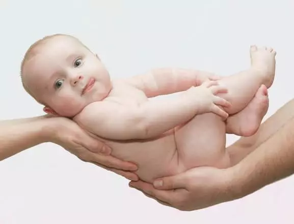 त्याच्या हात वर बाळ