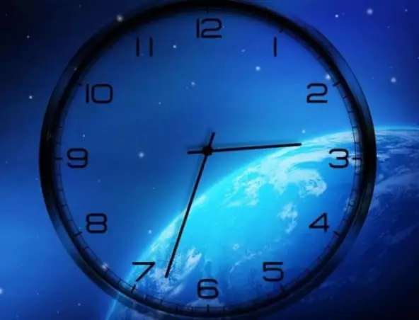 Clock në blu në