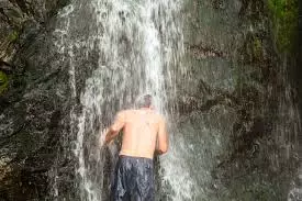Човек на водопадот
