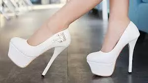 bílé boty