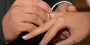 Кільце на руці