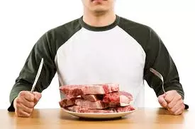 肉在桌子上
