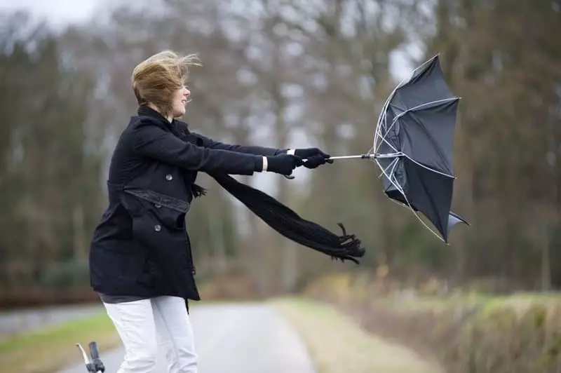 Wanita dengan Umbrella.
