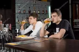Les gars boivent de la bière
