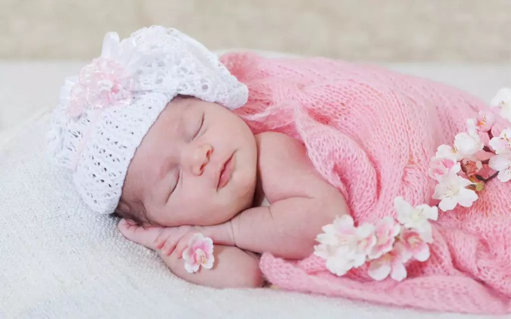 粉红色毯子的婴儿
