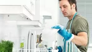 Mann wäscht die Gerichte.