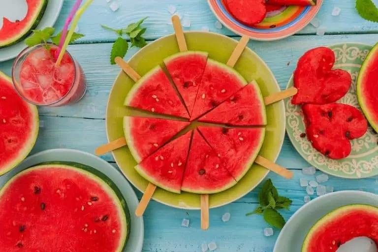 Watermeloen op tafel