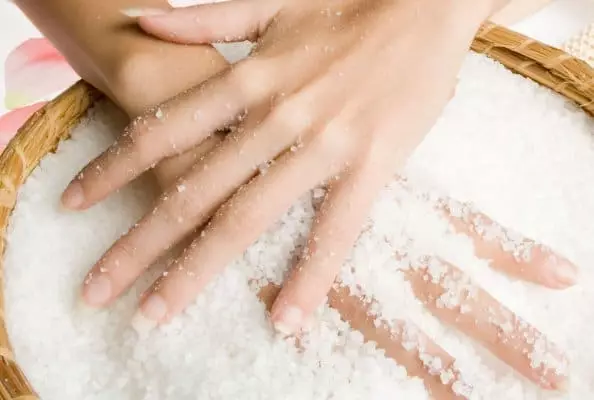 Cara menghilangkan mata jahat dan kerusakan pada garam rumah