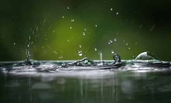 Փուչիկները անձրեւի ժամանակ լողավազանների վրա