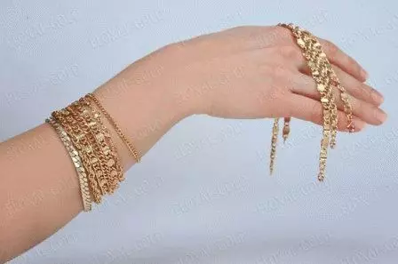 Gouden armbanden bij de hand