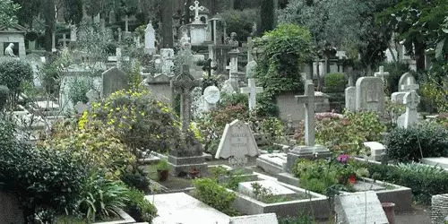 कब्रिस्तानको कुन सपनाहरू र आफन्तहरू र अपरिचितहरूको चिहानमा 7572_1