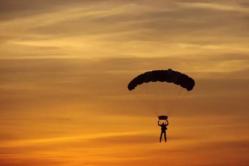 Interpretación de los sueños: ¿Qué significa saltar con paracaídas? 7778_1