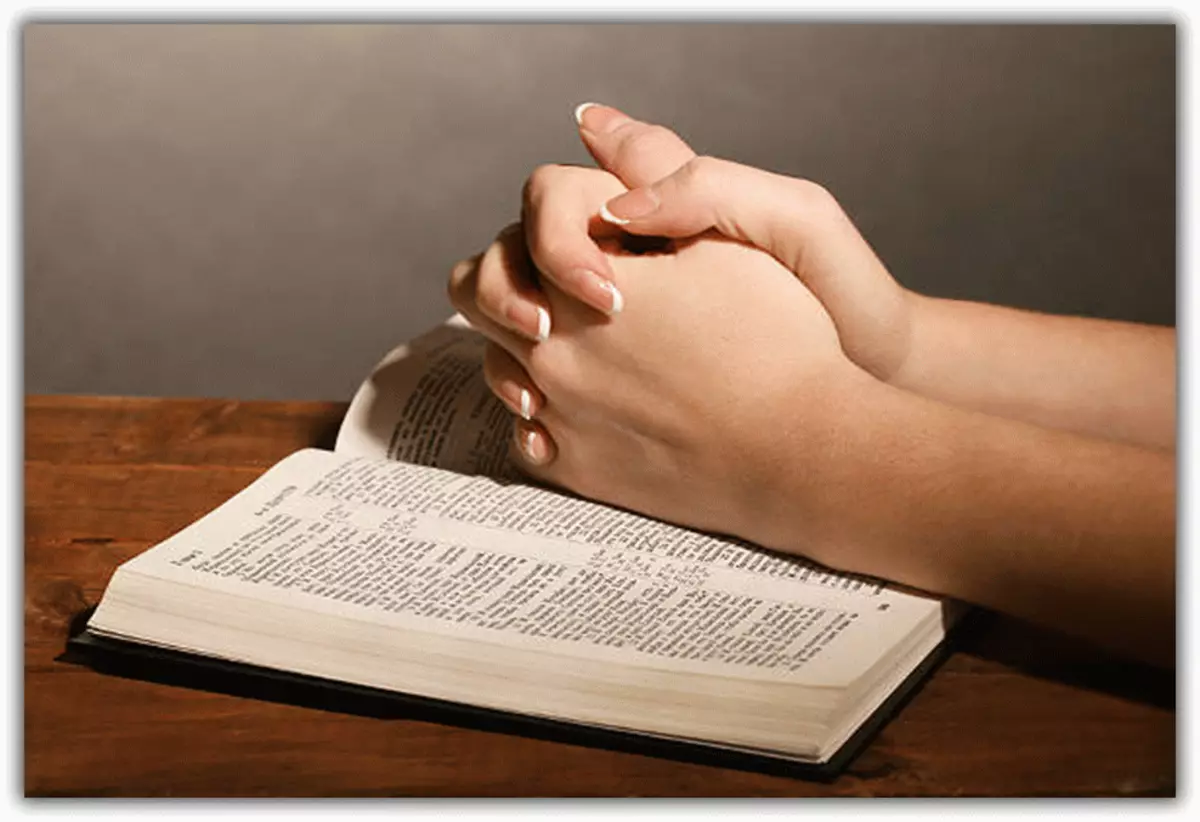 Библию читать будем. Библия в руках. Человек молится с Библией. Человек с Библией в руках. Женщины Библии.
