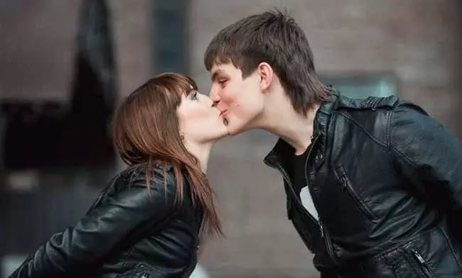 Kyssar i en dröm med en man i läpparna - vad betyder det? 7884_2