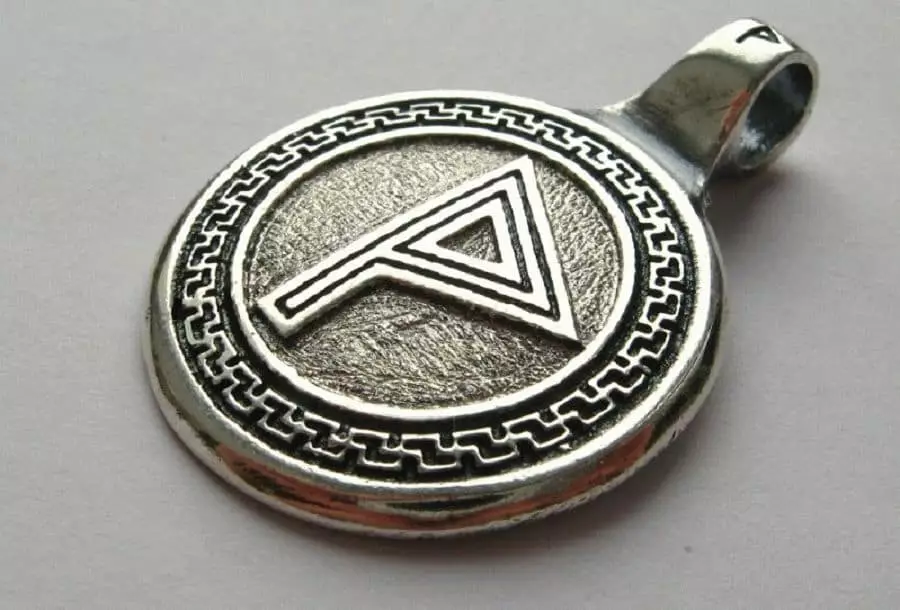 amulet met runeu voertuig