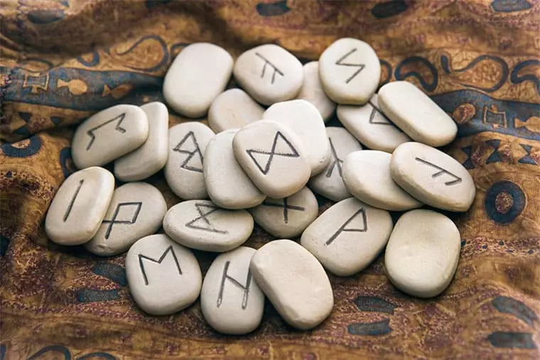 Çakıl taşları fotoğrafında runes